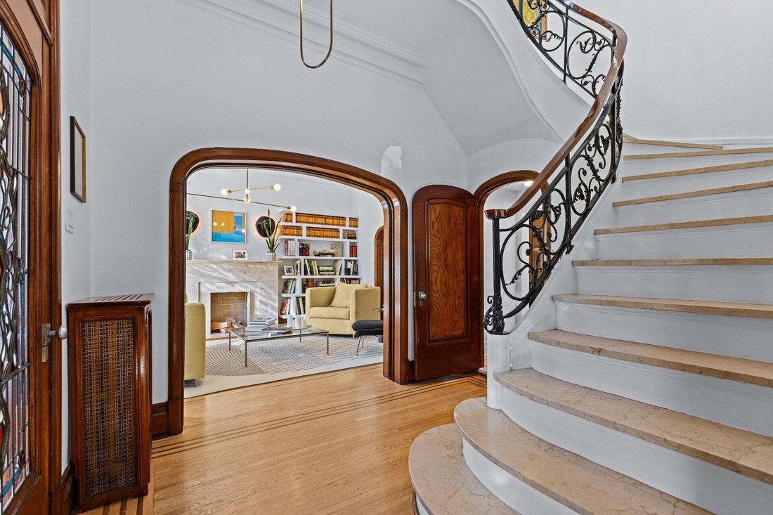 House in Montréal, Quebec, Canada 3 - 18971335