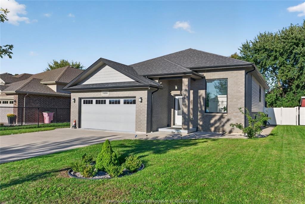 House in LaSalle, Ontario, Canada 2 - 18969806