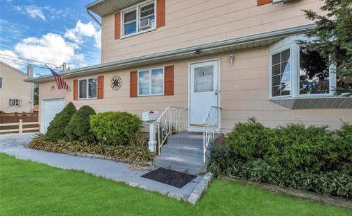 House in West Babylon, New York, United States 1