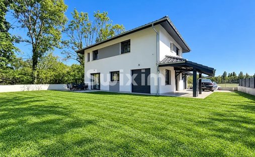 House in Ouest, Saint-Genis-Pouilly, France 1