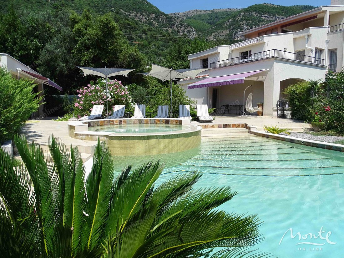 Villa in Tivat, Tivat Municipality, Montenegro 1 - 18975649