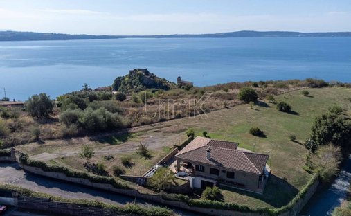 Villa in Trevignano Romano, Lazio, Italy 1