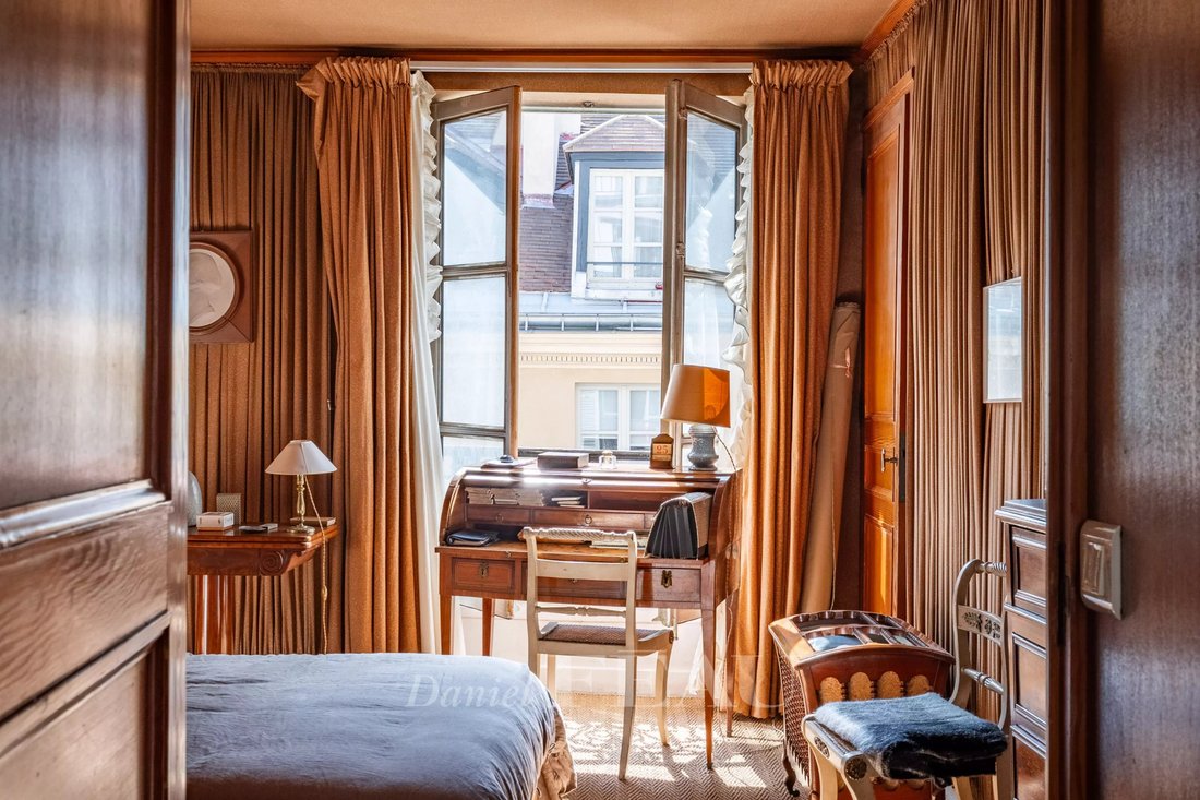 Apartment in Saint Thomas d'Aquin, Paris 7e Arrondissement, Paris 2 - 18982694