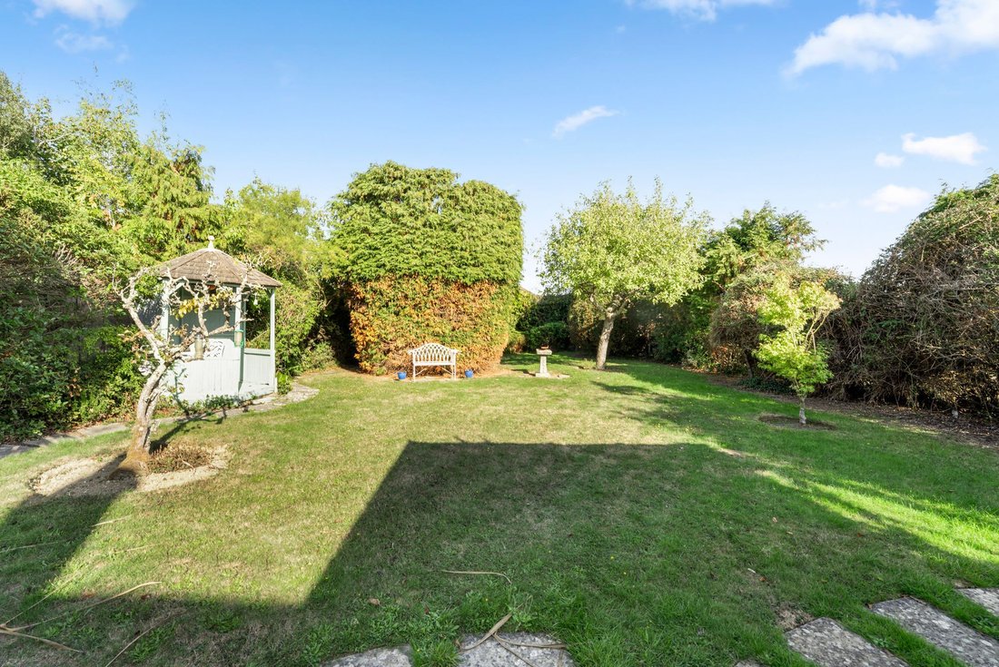 Bungalow in Burgess Hill, England 2 - 18983139