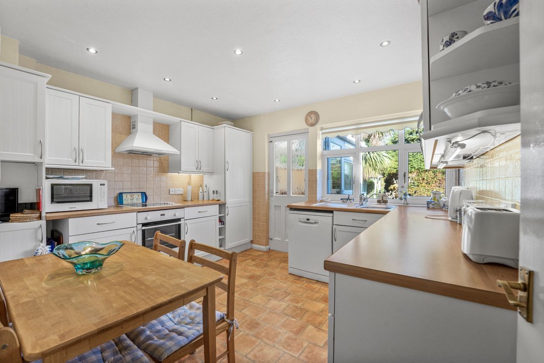 Bungalow in Burgess Hill, England 4 - 18983139