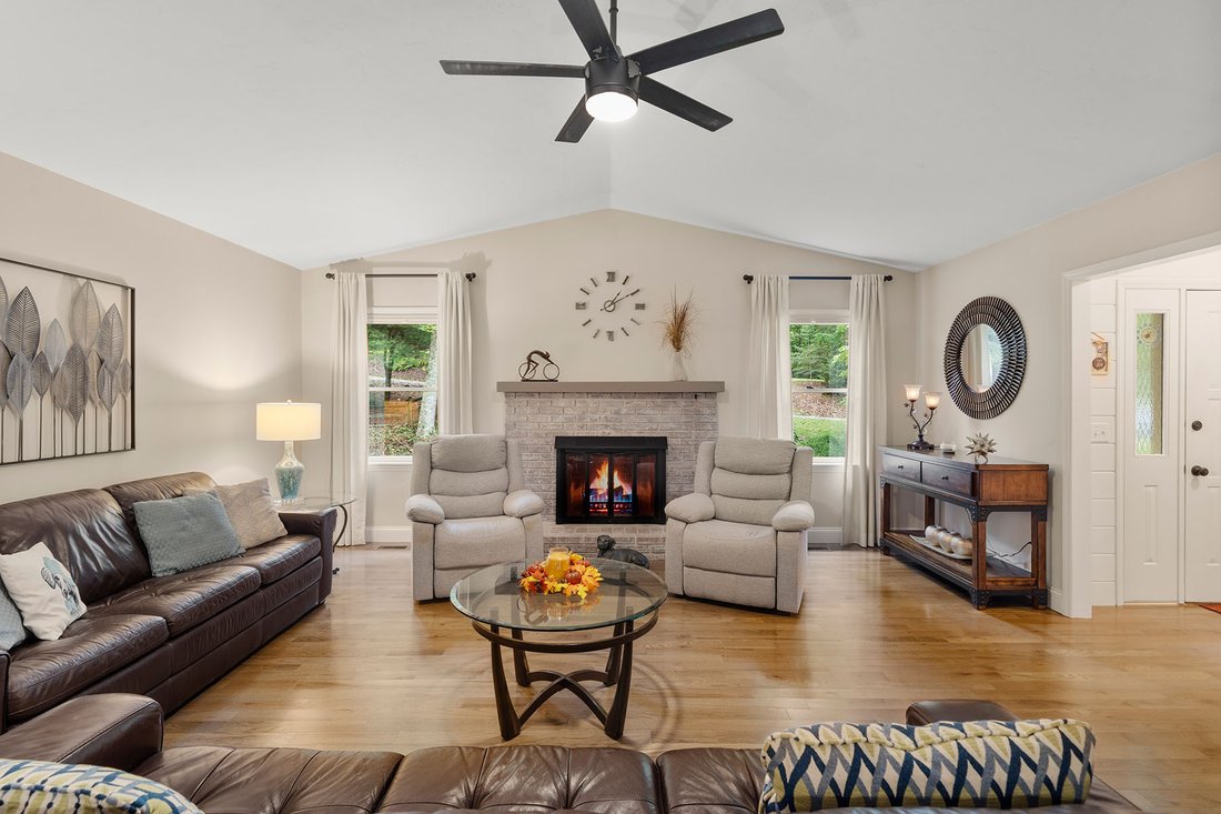 House in Hendersonville, North Carolina, United States 4 - 18983258