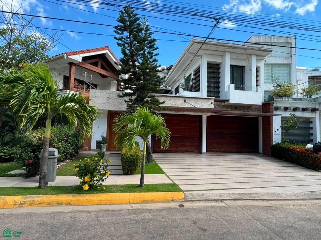 Townhouse in Santa Cruz de la Sierra, Santa Cruz Department, Bolivia 1 - 18594315