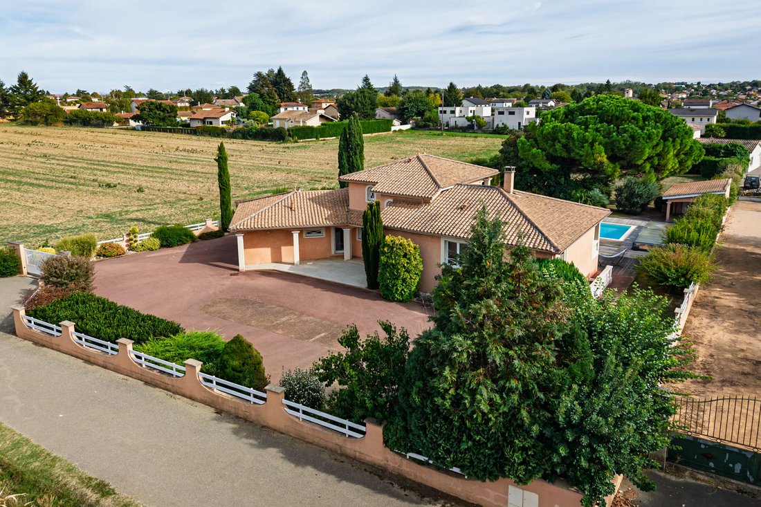 House in Cailloux-sur-Fontaines, Auvergne-Rhône-Alpes, France 3 - 18986114