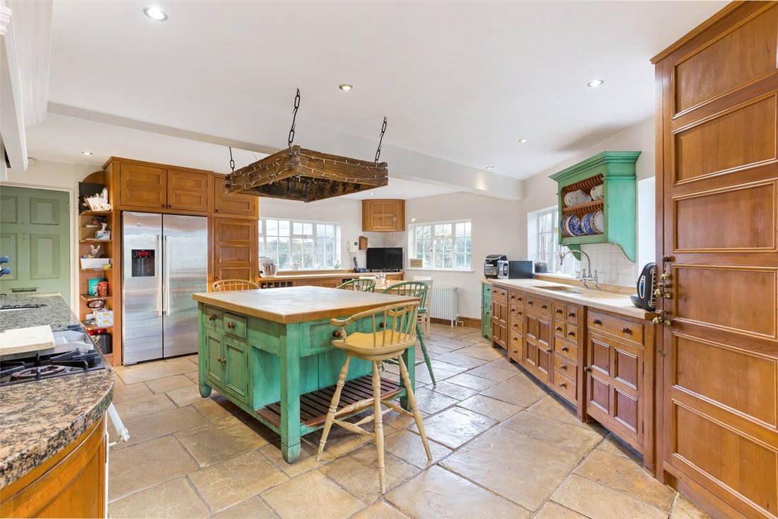 House in Denham, England 3 - 18985695