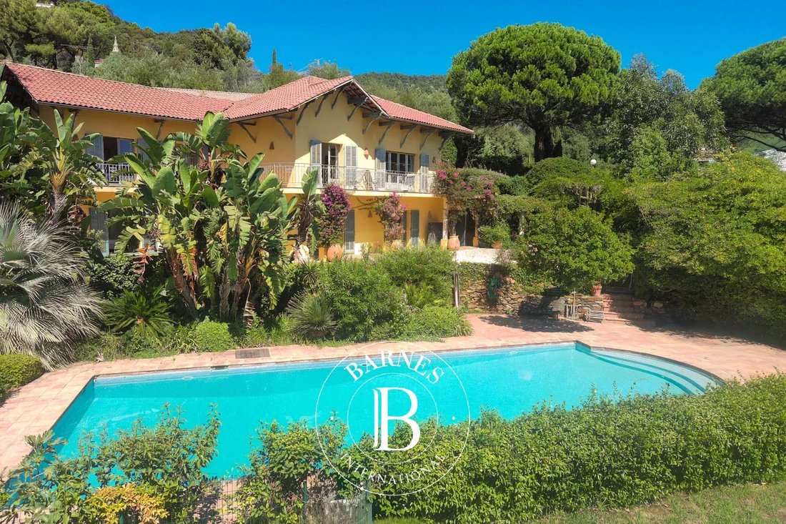 Estate in Rayol-Canadel-sur-Mer, Provence-Alpes-Côte d'Azur, France 1 - 18984902