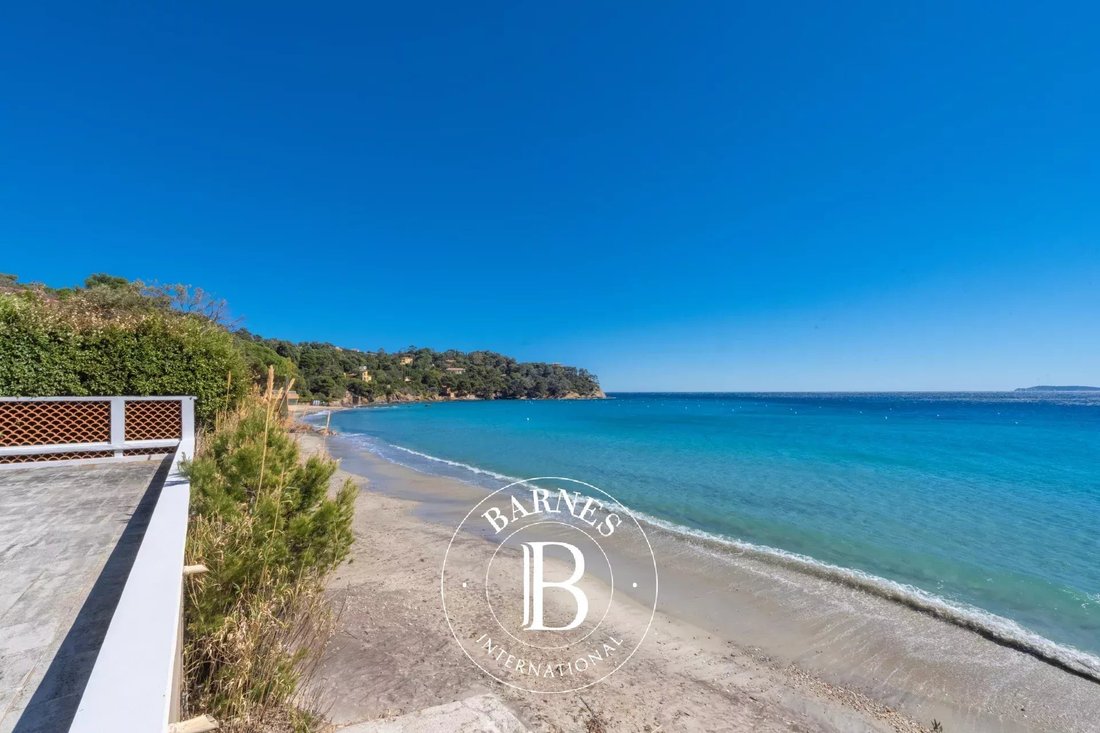 Estate in Rayol-Canadel-sur-Mer, Provence-Alpes-Côte d'Azur, France 1 - 18984939