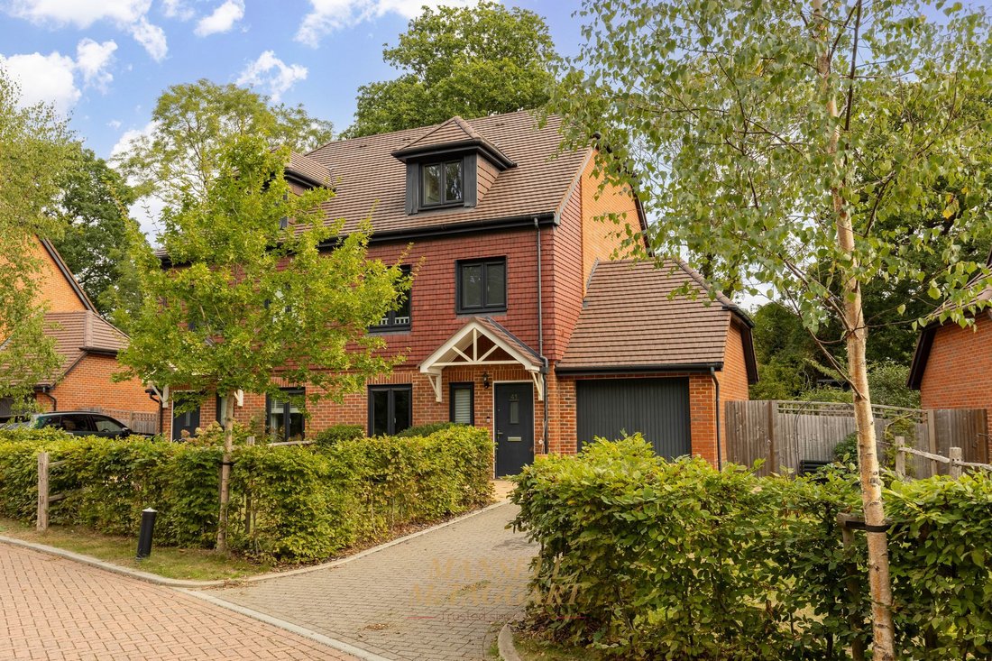 House in East Grinstead, England 1 - 18986325