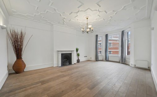 Townhouse in West Hampstead, Camden, England 1