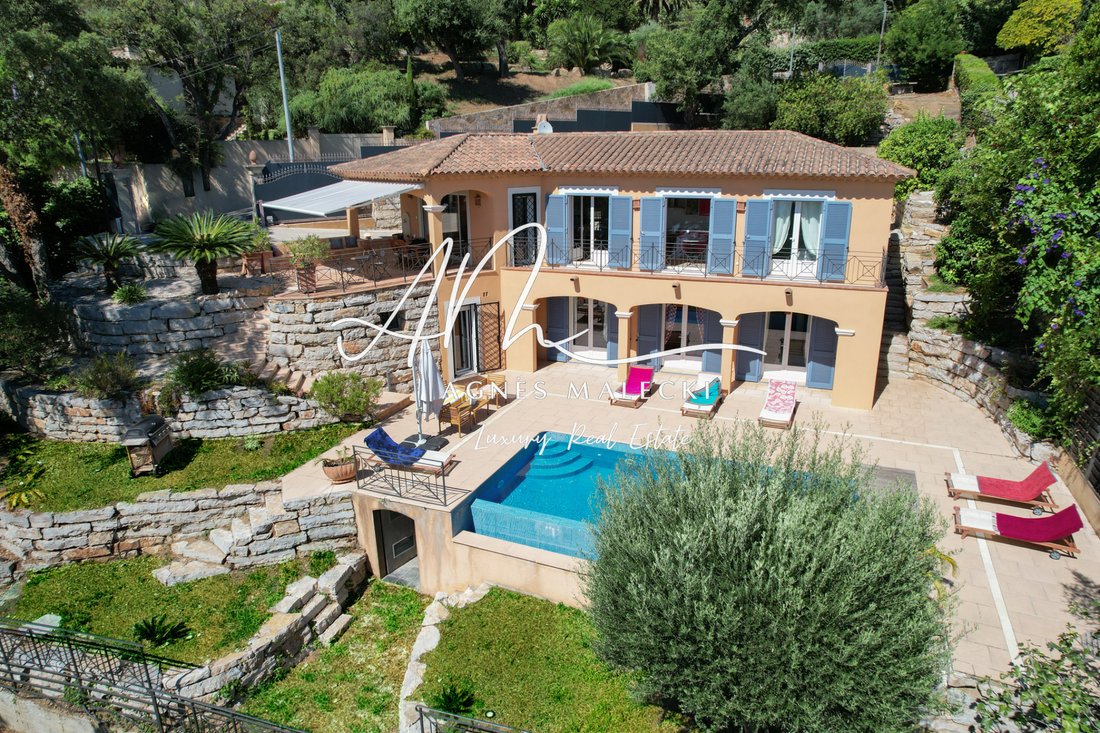 Estate in Rayol-Canadel-sur-Mer, Provence-Alpes-Côte d'Azur, France 1 - 18447546
