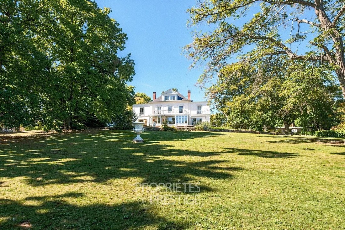 Estate in Montfort-l'Amaury, Ile-de-France, France 1 - 18986203