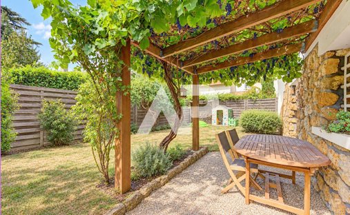House in Plateau Ouest, Suresnes, France 1