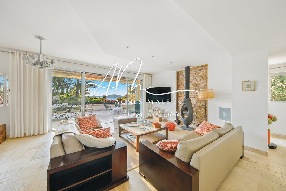 Estate in Rayol-Canadel-sur-Mer, Provence-Alpes-Côte d'Azur, France 3 - 16608348
