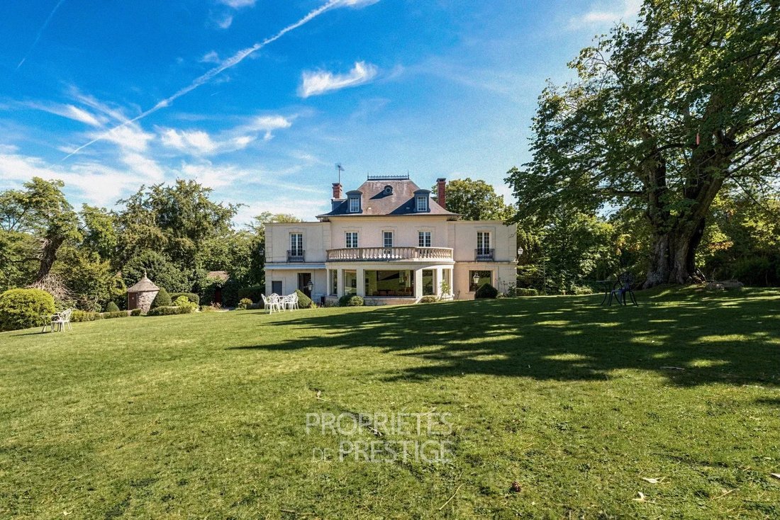 Estate in Montfort-l'Amaury, Ile-de-France, France 2 - 18986203