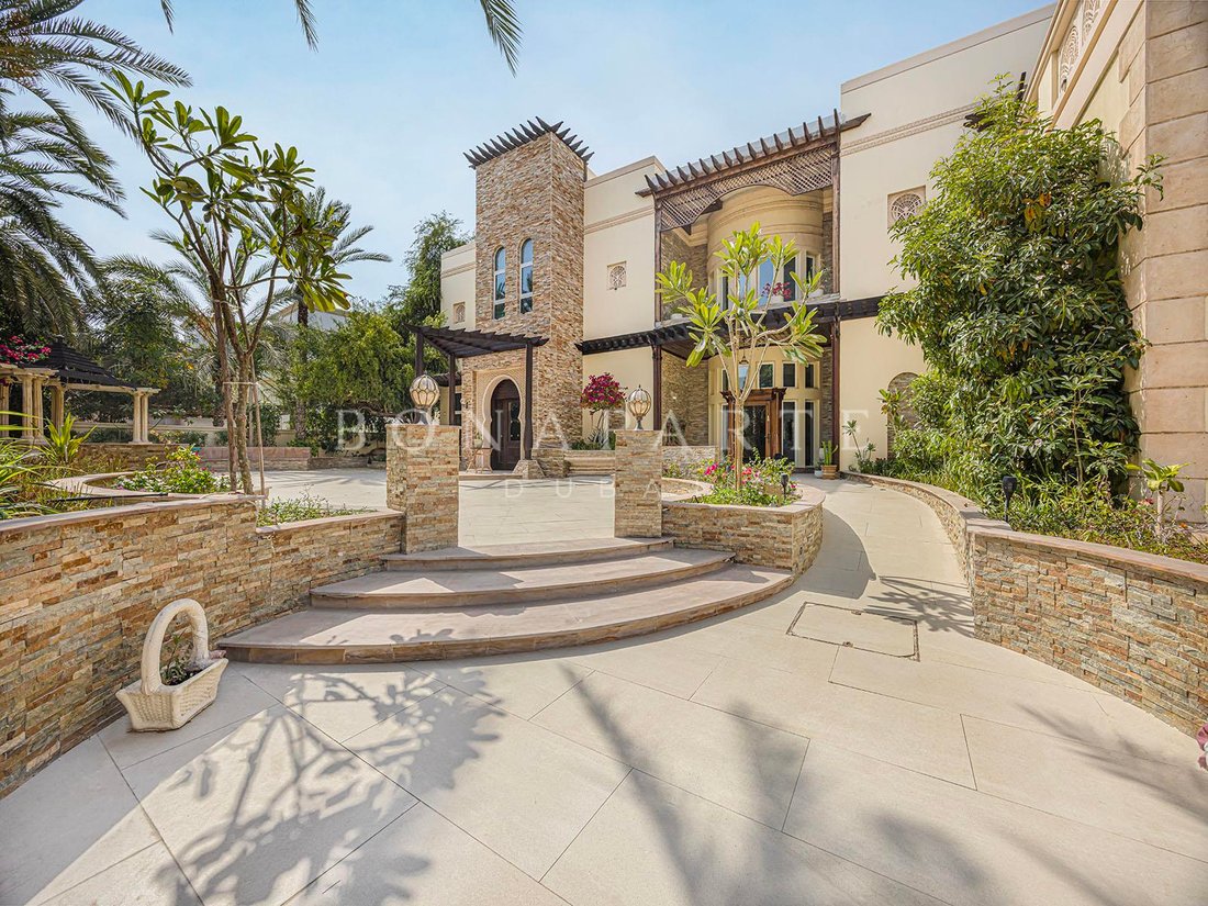 Villa in Emirates Hills, Dubai, United Arab Emirates 1 - 18984888