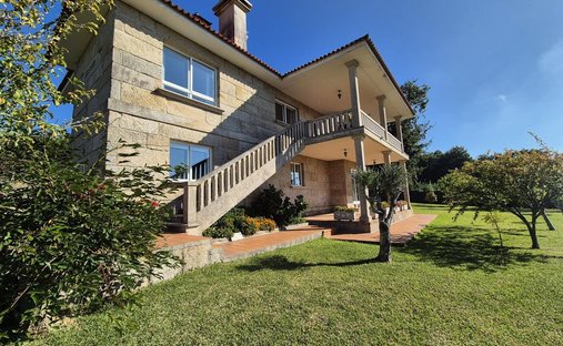 Villa in Nigran (District), Nigrán, Spanien 1