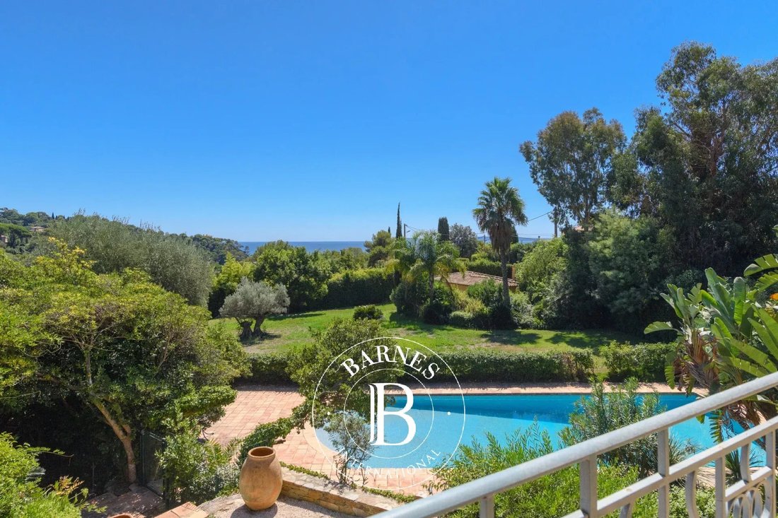 Estate in Rayol-Canadel-sur-Mer, Provence-Alpes-Côte d'Azur, France 2 - 18984902