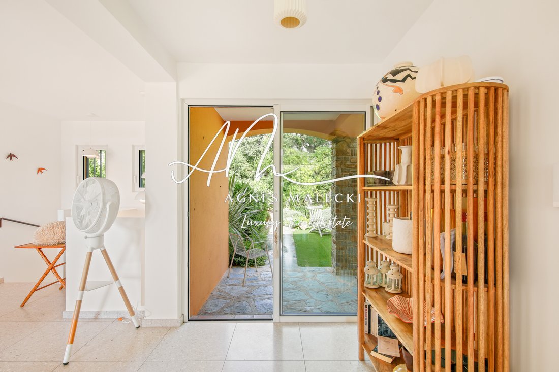 Estate in Le Lavandou, Provence-Alpes-Côte d'Azur, France 4 - 17462691