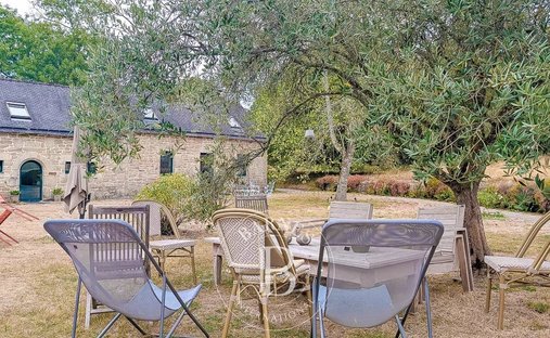 Domaine à Kerjalotte, Pontivy, France 1