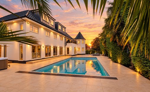 House in Oakwood, Enfield, England 1