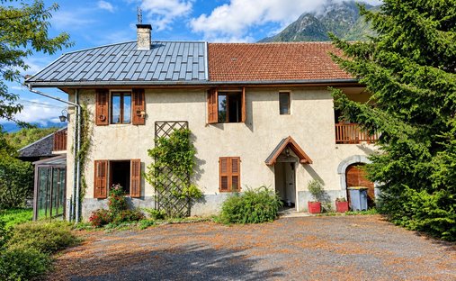 House in Mercury, Auvergne-Rhône-Alpes, France 1