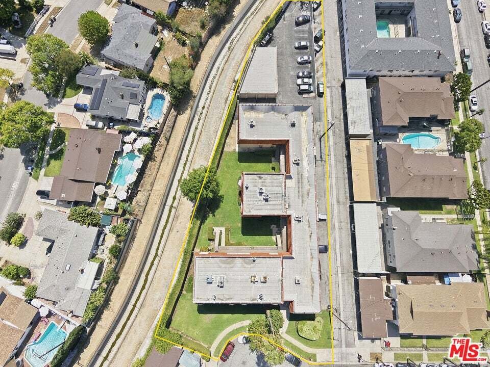 Covina, California, United States 3 - 18988088