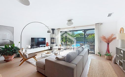 House in Saint-Aubin-de-Medoc, Nouvelle-Aquitaine, France 1