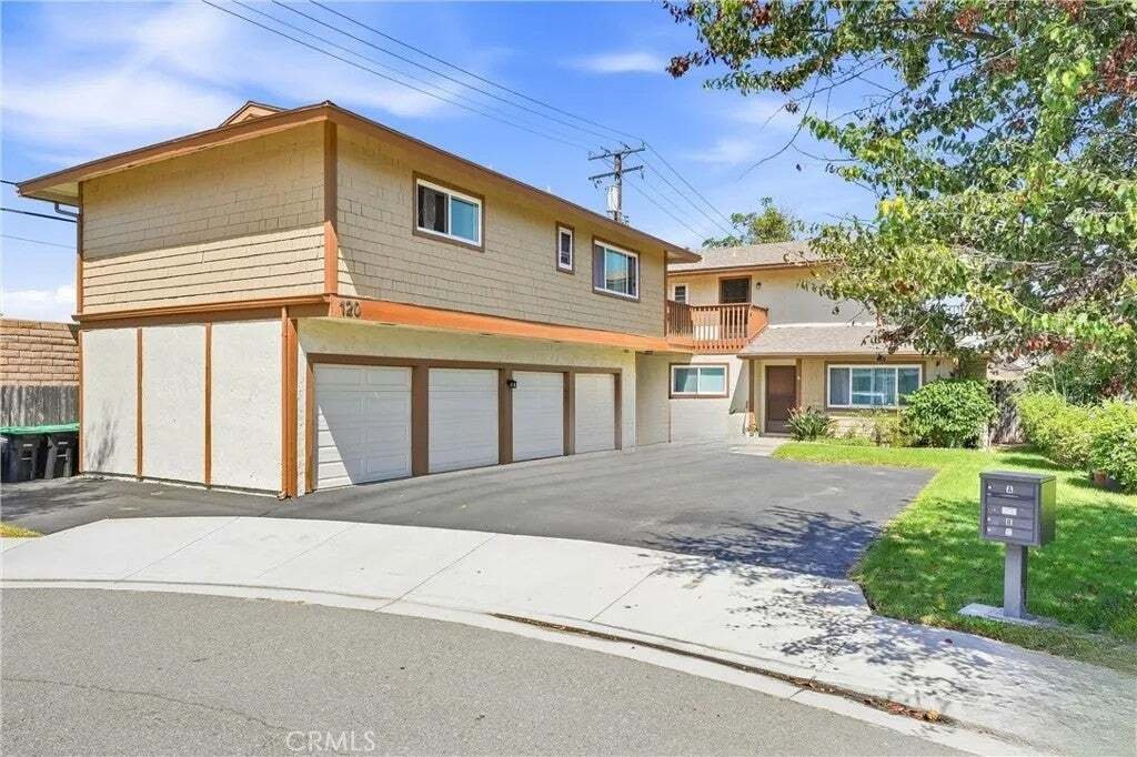 Costa Mesa, California, United States 2 - 18988982