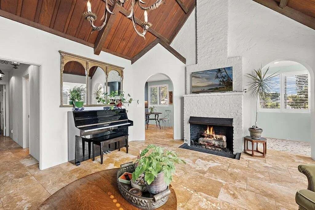 Laguna Beach, California, United States 5 - 18989030