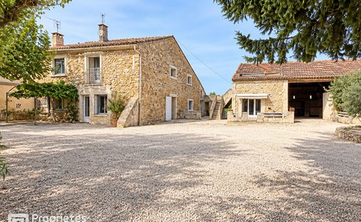 Villa in Orange, Provence-Alpes-Côte d'Azur, France 1