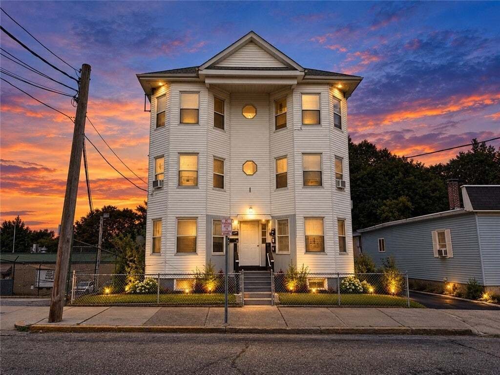 Woonsocket, Rhode Island, United States 1 - 18987527