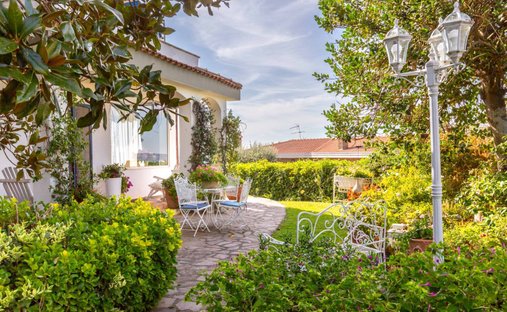 Villa in Trevignano Romano, Lazio, Italy 1