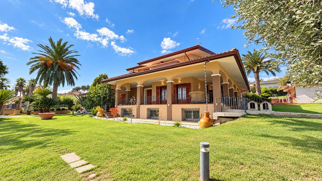 Villa in Martinsicuro, Abruzzo, Italy 1 - 18990388