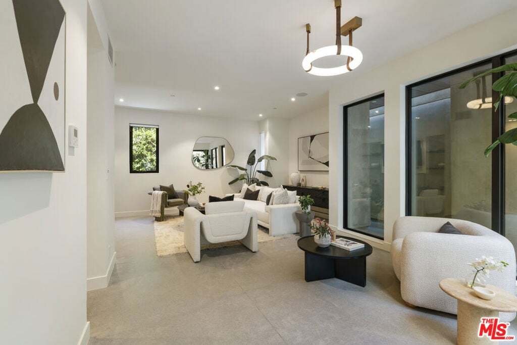 Condo in Los Angeles, California, United States 3 - 18988071