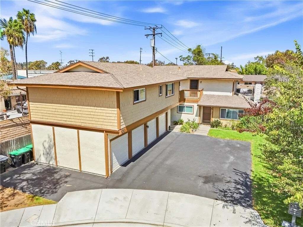 Costa Mesa, California, United States 1 - 18988982