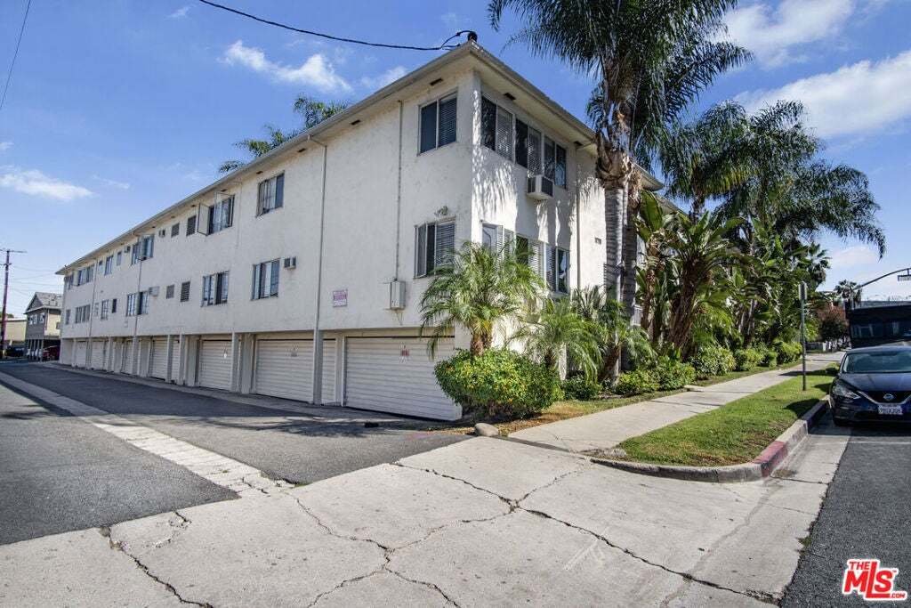 Los Angeles, California, United States 4 - 18988052