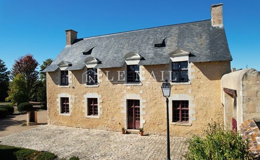 Estate in Centre Ville Sud, La Flèche, France 1