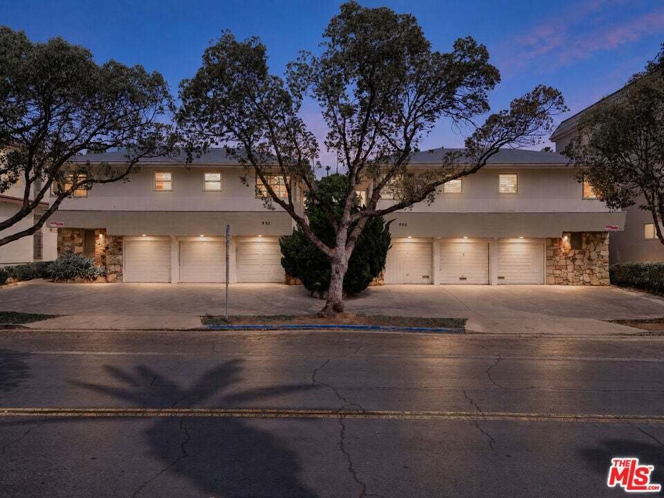 Santa Monica, California, United States 1 - 18988038