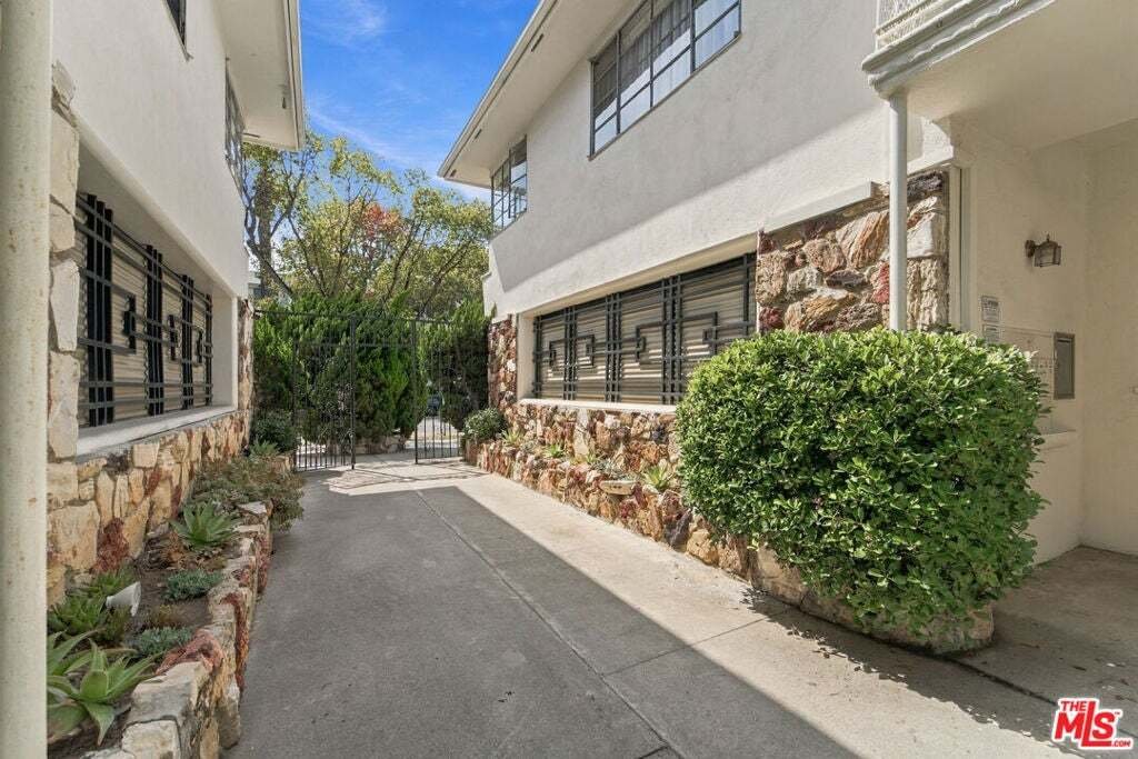 Santa Monica, California, United States 4 - 18988038