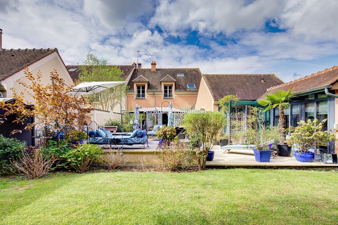 Villa in Bourg-La Feuillaume Nord, La Celle-Saint-Cloud, France 1 - 18990700