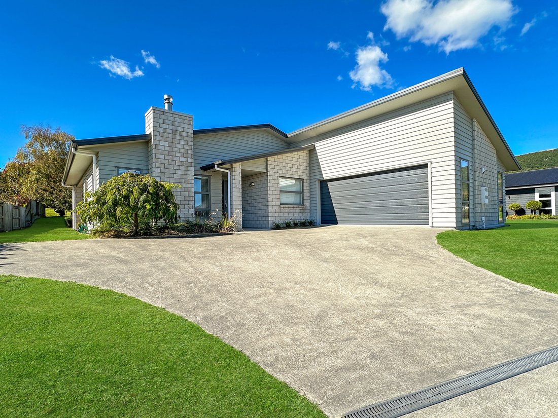 Kinloch, Waikato, New Zealand 1 - 18720688