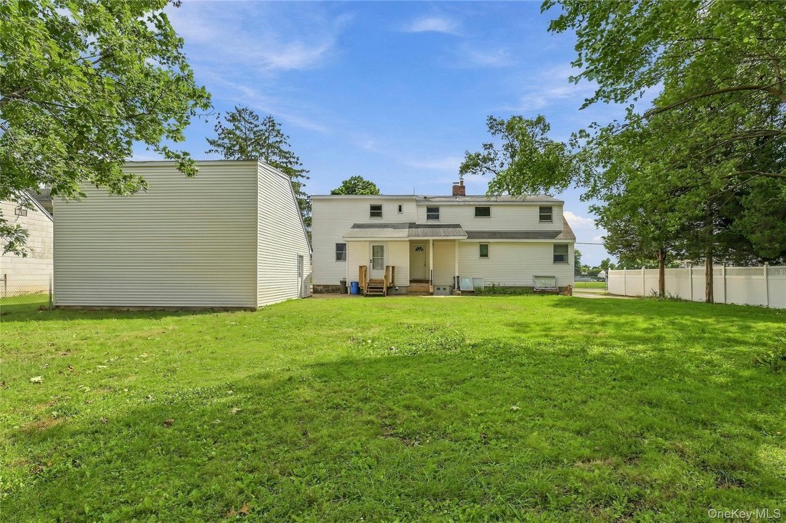 House in West Babylon, New York, United States 4 - 18991290