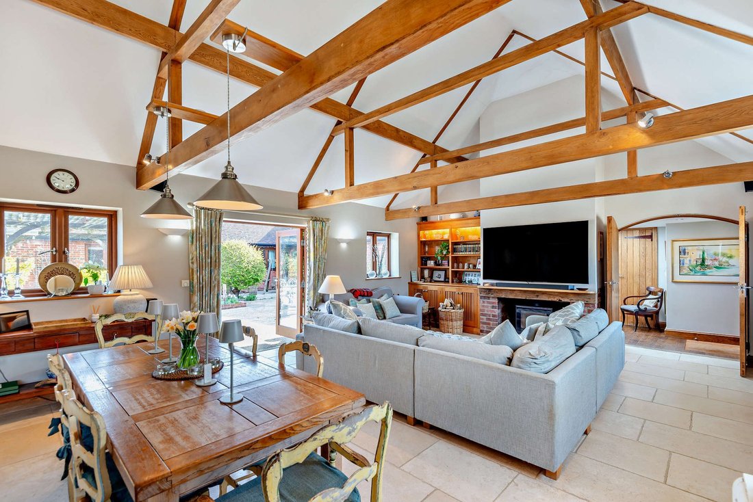 House in Headley Down, England 3 - 17779240
