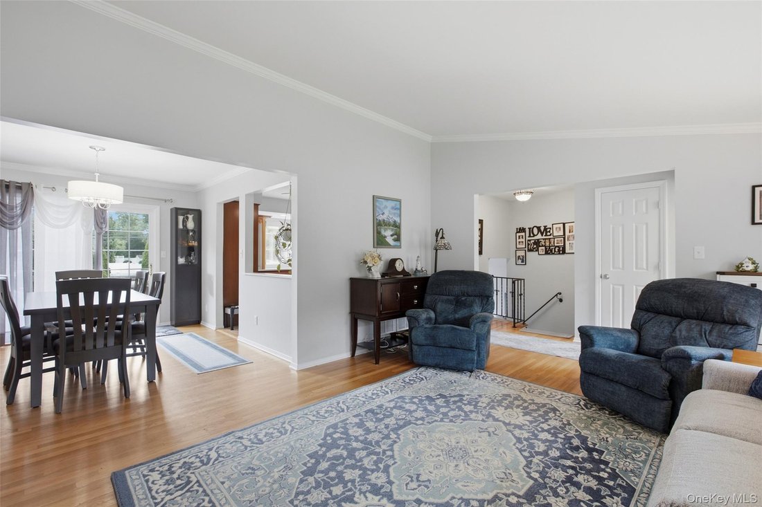 House in Hauppauge, New York, United States 5 - 18991296