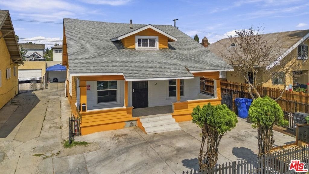 Los Angeles, California, United States 3 - 18643138