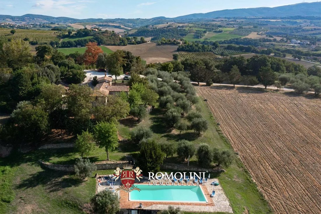 Estate in Todi, Umbria, Italy 4 - 18991661